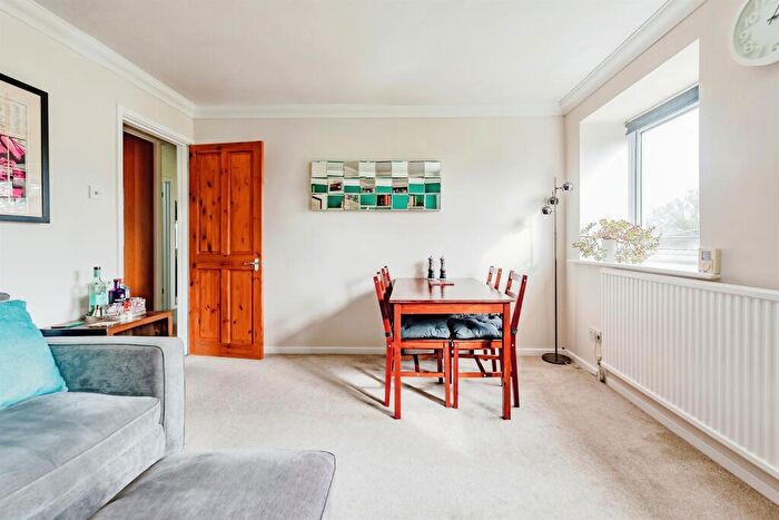 2 Bedroom Apartment For Sale In Woodlands Road, Redhill, RH1