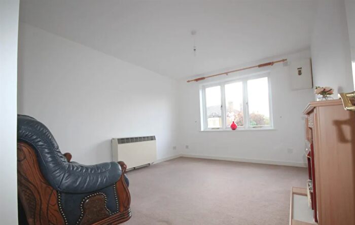 2 Bedroom Flat To Rent In Rayners Close, Slough, SL3