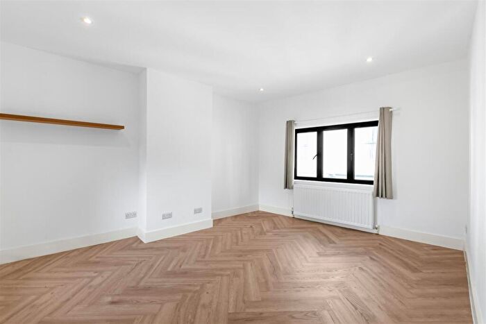 2 Bedroom Flat To Rent In West Street, Ewell, Epsom, KT17