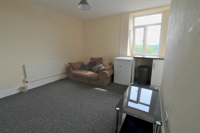 2 Bedroom Flat To Rent In Harrogate Road, Bradford, BD2
