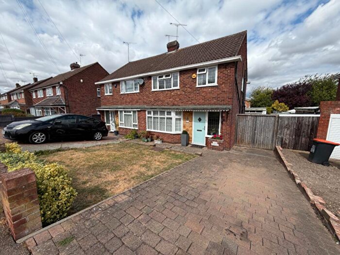 3 Bedroom Semi-Detached House For Sale In Jeans Way, Dunstable, LU5