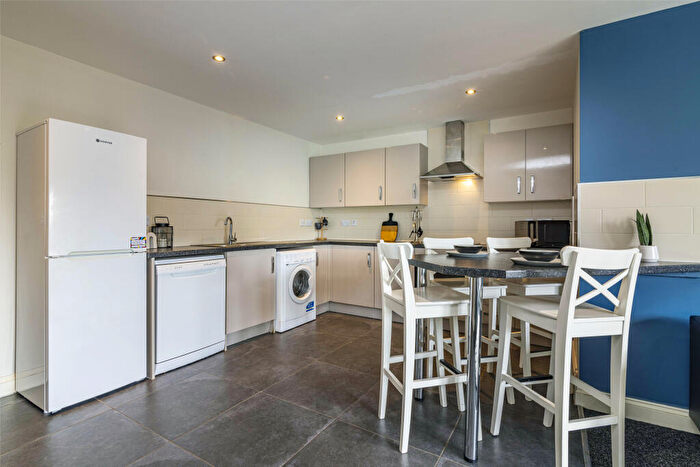 4 Bedroom Flat To Rent In Flat, Lord Tennyson House, LN1