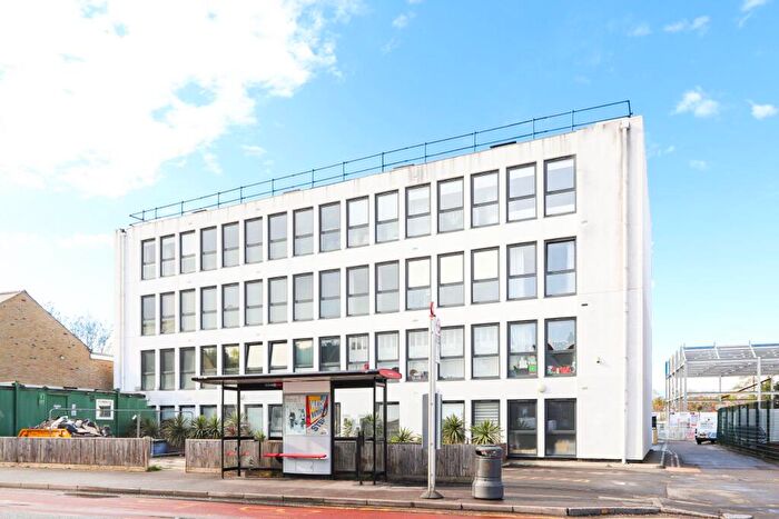 1 Bedroom Flat To Rent In Park House, Burlington Road, New Malden, KT3