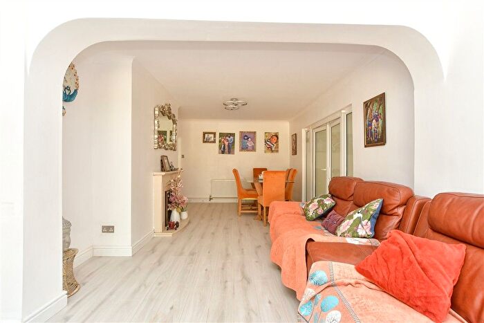 5 Bedroom Chalet For Sale In Windsor Drive, Sittingbourne, Kent, ME10