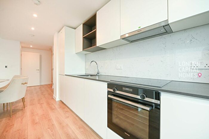 2 Bedroom Apartment To Rent In One Thames Quay, Marsh Wall, E14