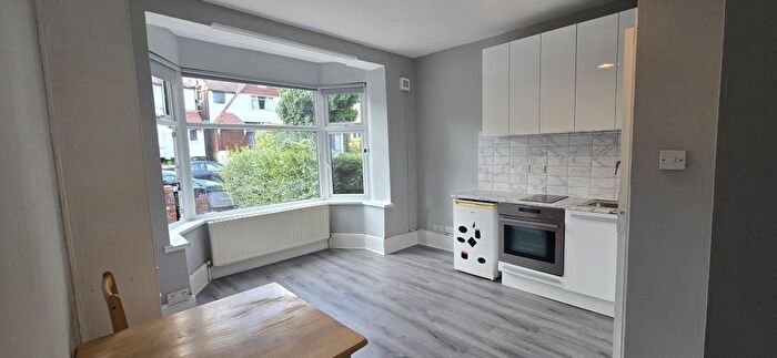 Studio To Rent In Leeside Crescent, Temple Fortune, NW11