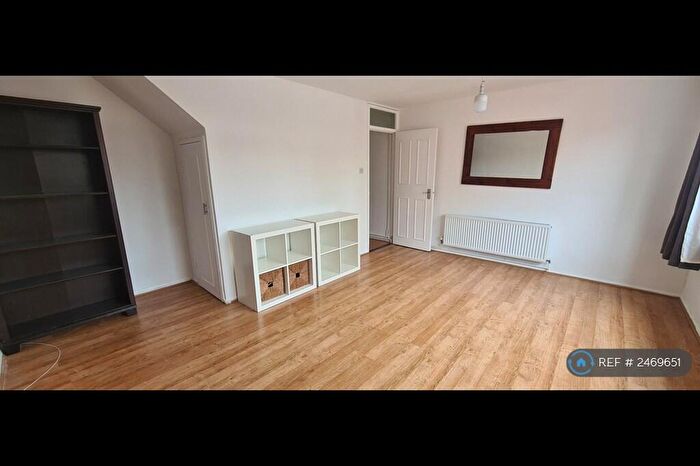 3 Bedroom Flat To Rent In Sancroft Court, London, SW11
