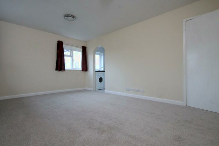 1 Bedroom Flat To Rent In Bedroom Top Floor Flat In Chichester, PO19