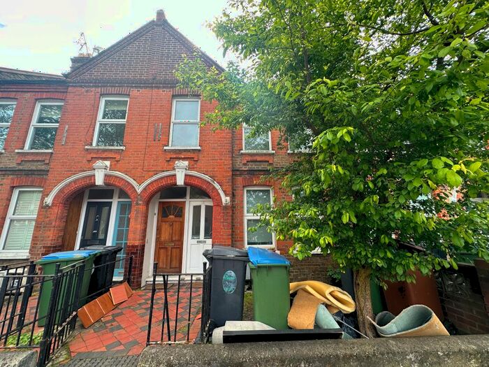 2 Bedroom Flat To Rent In Winns Avenue, London, E17