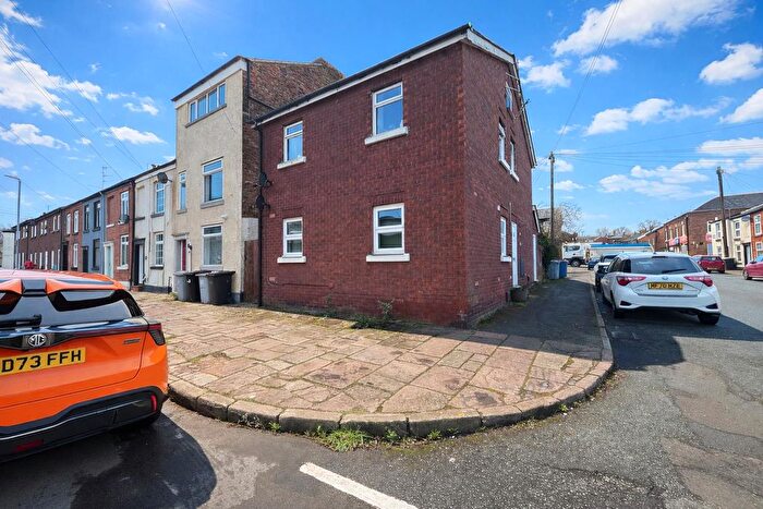 2 Bedroom Flat To Rent In Coronation Street, Macclesfield, Cheshire, SK11