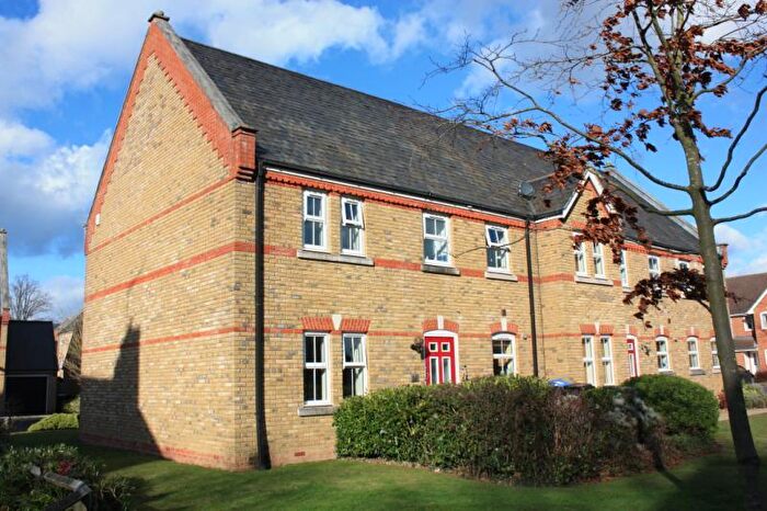 2 Bedroom End Of Terrace House To Rent In Knaphill, GU21