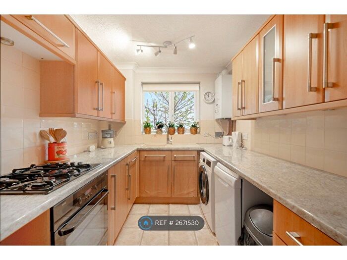 2 Bedroom Flat To Rent In Whitehaven Close, Bromley, BR2