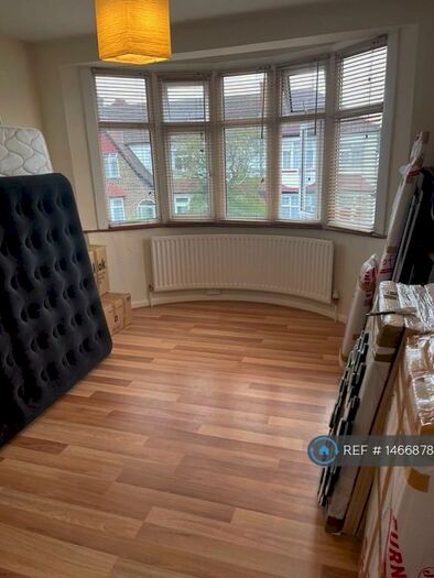 3 Bedroom Flat To Rent In First Floor, Mitcham, CR4