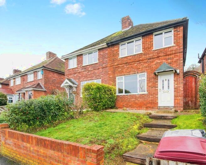 3 Bedroom Semi-Detached House To Rent In Rodway Road, RG30