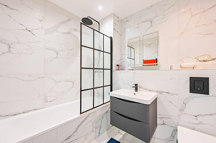 2 Bedroom Flat For Sale In Larkshall Road, Chingford, E4