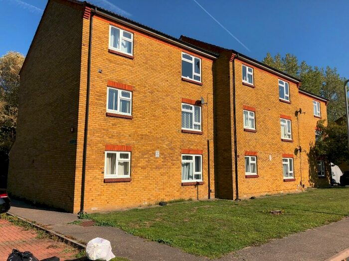 1 Bedroom Flat To Rent In Nursery Gardens, Basildon, Essex, SS15