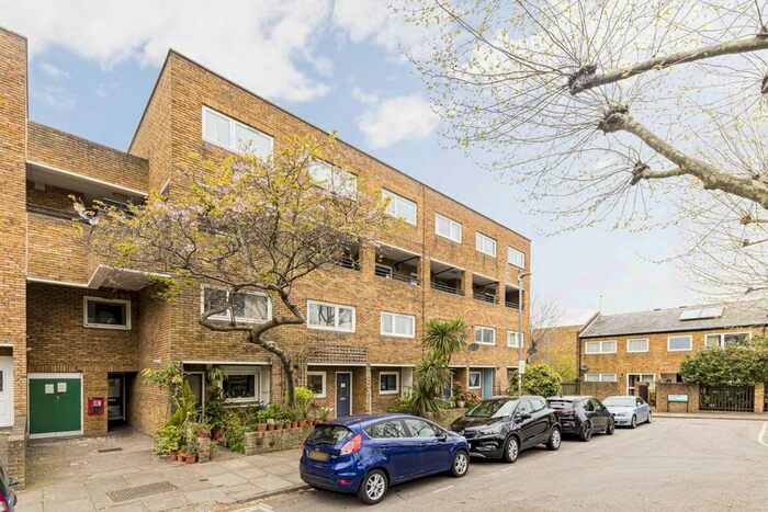 2 Bedroom Flat To Rent In Turenne Close, London, SW18