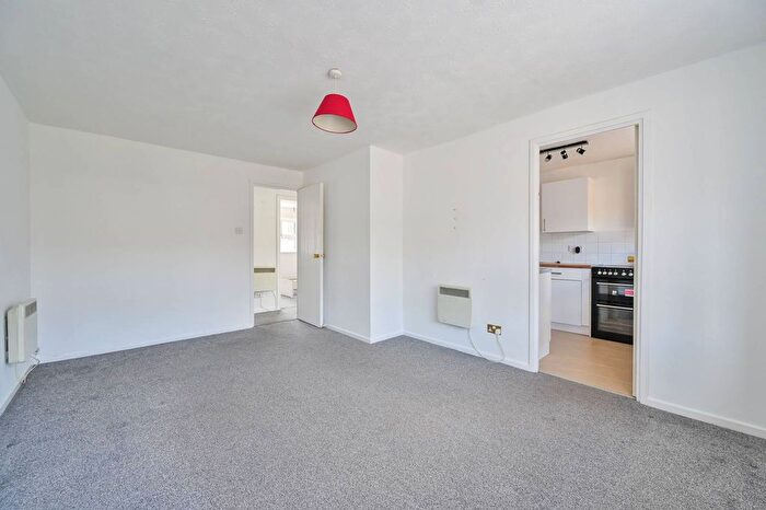 2 Bedroom Flat To Rent In St Pauls Terrace, Elephant And Castle, London, SE17