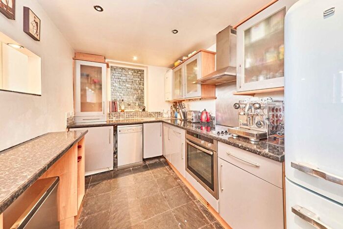2 Bedroom Flat To Rent In Clapham Common South Side, London, SW4