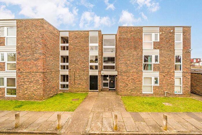 2 Bedroom Flat To Rent In Cross Deep, Twickenham, TW1