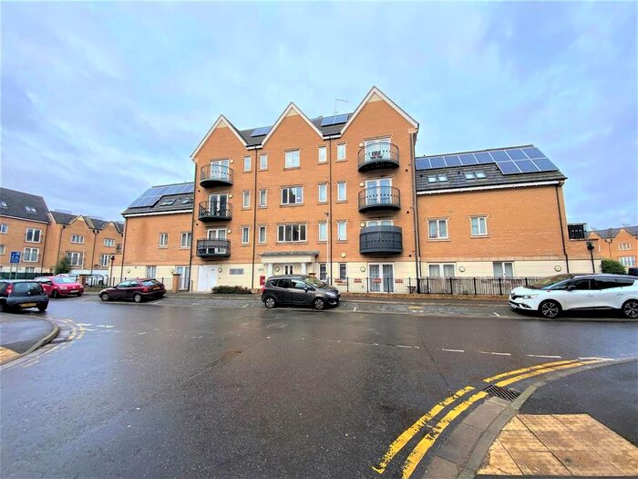 2 Bedroom Flat To Rent In Spa House, Varcoe Gardens, Hayes, UB3
