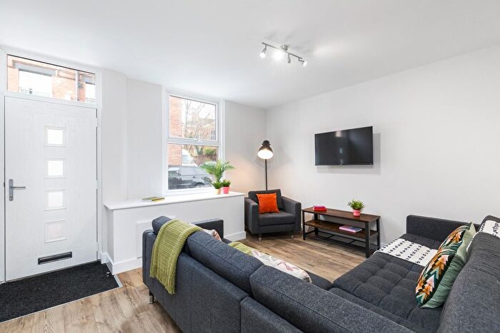 5 Bedroom Semi-Detached House To Rent In Claremont Grove, Leeds, LS3