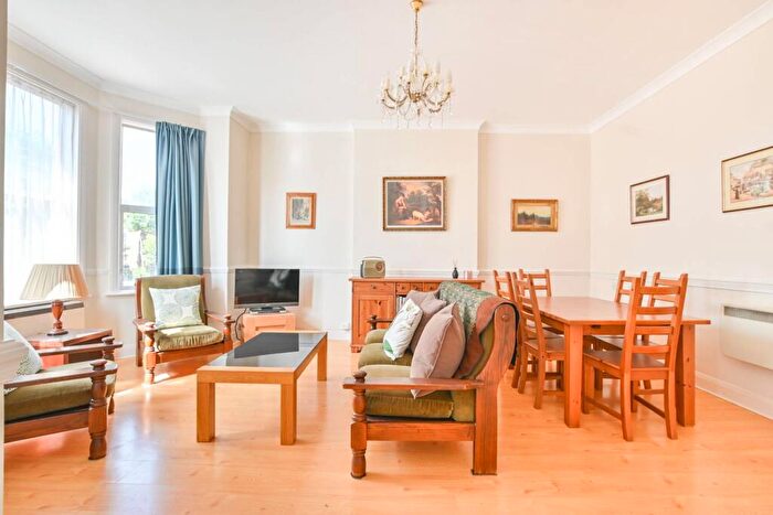 3 Bedroom Maisonette For Sale In Walm Lane, Willesden Green, London, NW2