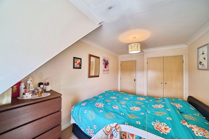 1 Bedroom Flat For Sale In Harwoods Road, Watford, WD18