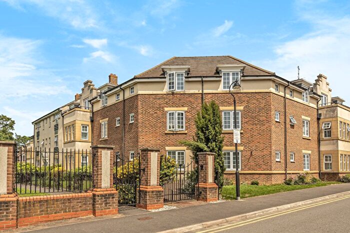 2 Bedroom Flat For Sale In The Hawthorns, Flitwick, MK45