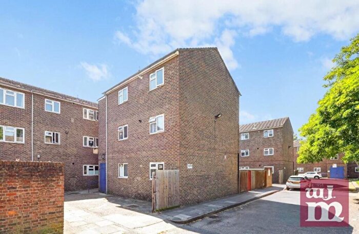 3 Bedroom Flat To Rent In Brierly Gardens, Bethnal Green, E2