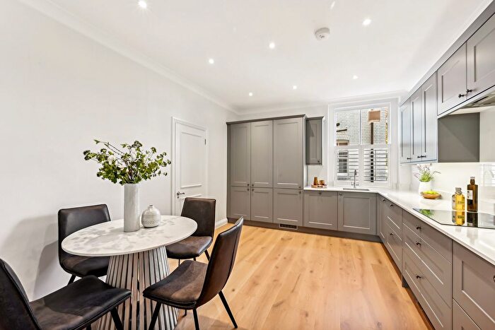 4 Bedroom Flat To Rent In St Georges Court, Gloucester Road, South Kensington, London, SW7