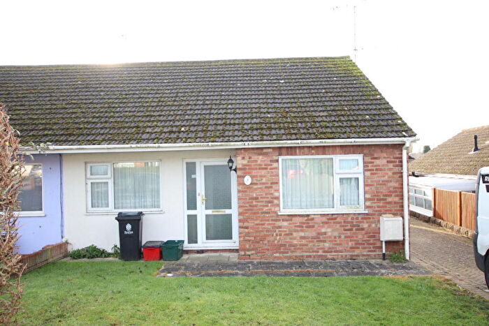 3 Bedroom Bungalow For Sale In First Avenue, Weeley, CO16