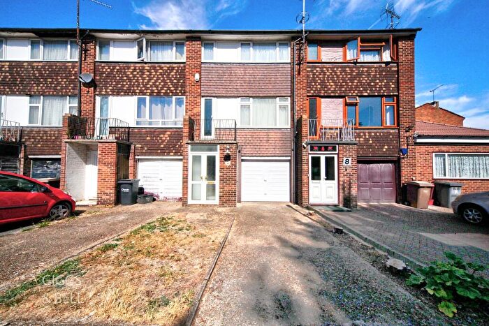 3 Bedroom Town House For Sale In Tenby Drive, Luton, Bedfordshire, LU4