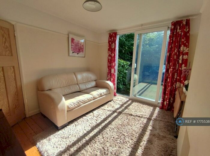 2 Bedroom Maisonette To Rent In Park Road, Kingston Upon Thames, KT2