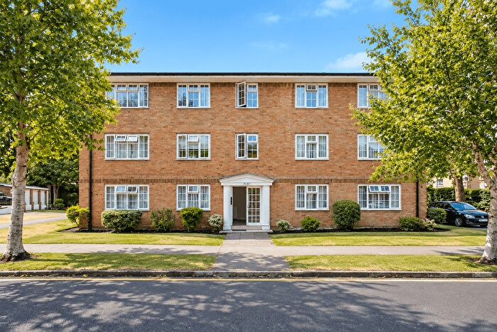 3 Bedroom Flat To Rent In Robin Hood Lane, London, SM1