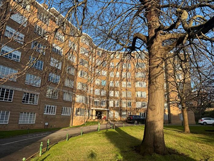 2 Bedroom Flat To Rent In Furze Hill, Hove, East Sussex, BN3