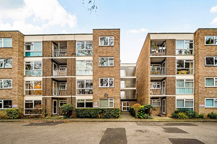 2 Bedroom Flat For Sale In Brackley Road, Beckenham, Kent, BR3