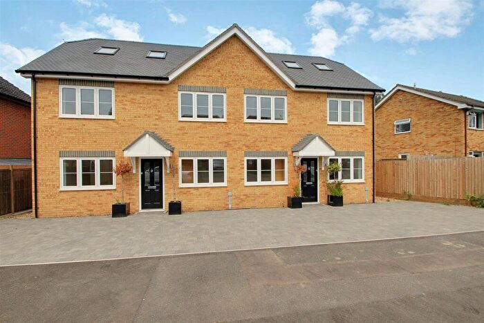 4 Bedroom Semi-Detached House To Rent In Chiswell Green, St Albans, AL2