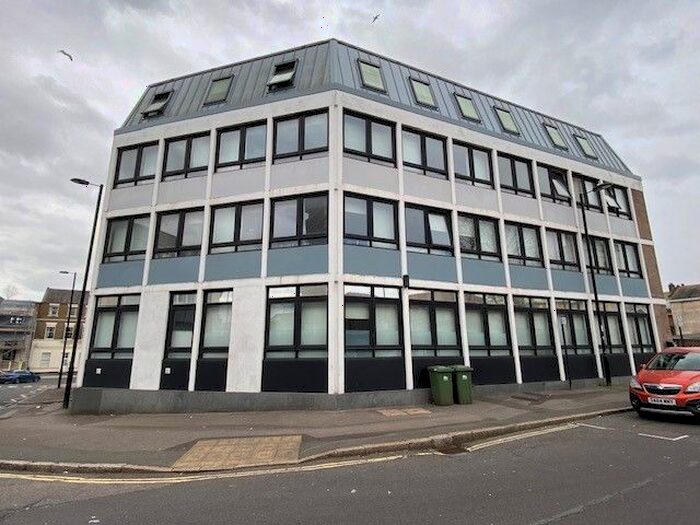 1 Bedroom Flat To Rent In Castle Way, Southampton, SO14