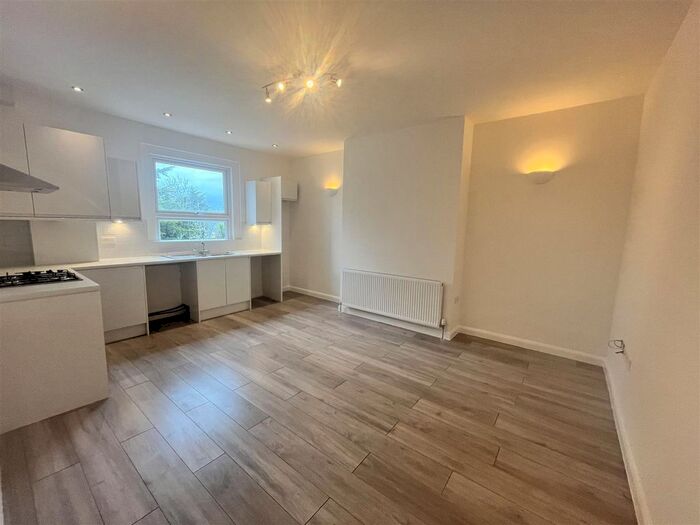 3 Bedroom Flat To Rent In Sunningfields Road, London, NW4