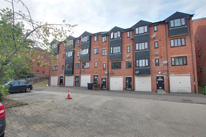 1 Bedroom Flat To Rent In Dunvegan House, Garlands Road, Redhill, RH1