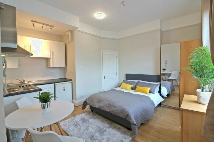 Studio To Rent In Ravenscourt Road, London, W6