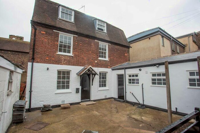 2 Bedroom Detached House To Rent In Cooks Wharf, Rochester, ME1