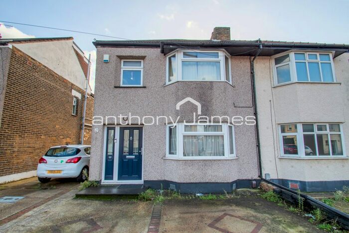 3 Bedroom Semi-Detached House To Rent In Stevedale Road, Welling, Kent, DA16