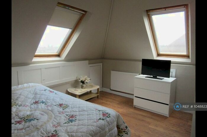 Studio To Rent In Kenton, Harrow, HA3