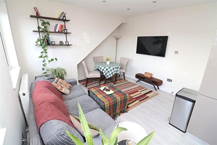 1 Bedroom Flat For Sale In Dingwall Gardens, NW11