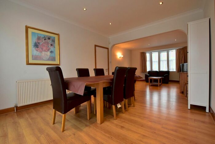 3 Bedroom Semi-Detached House To Rent In Saddlescombe Way, Woodside Park, London, N12