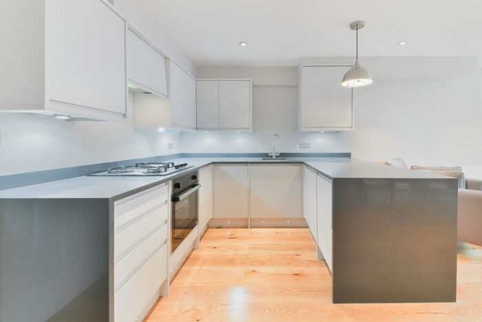 2 Bedroom Flat To Rent In Kingston Upon Thames, London, KT2