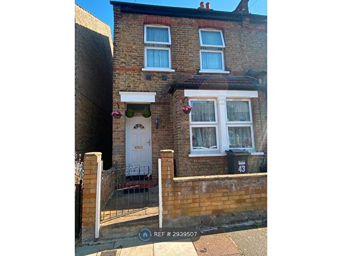 2 Bedroom End Of Terrace House To Rent In Stanley Road, Hounslow, TW3