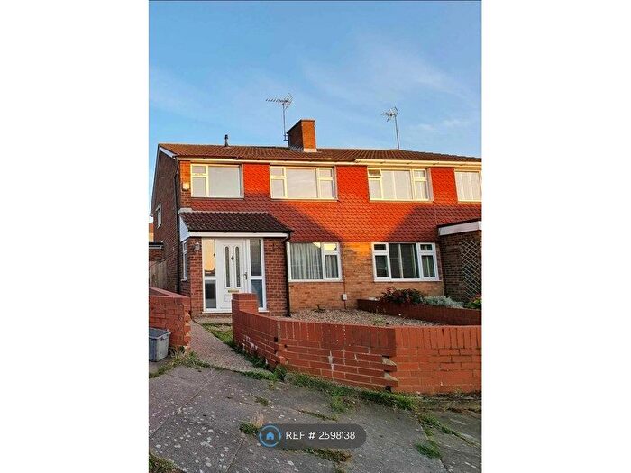 3 Bedroom Semi-detached House To Rent In Kinmoor Close, Luton, LU3